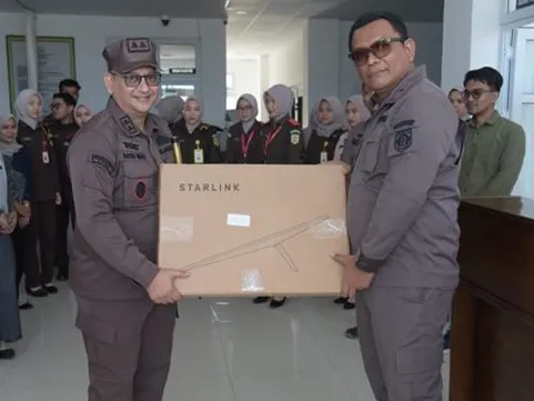 Kejati Aceh memberikan donasi untuk pegawai dan warga yang terdampak bencana banjir di Aceh