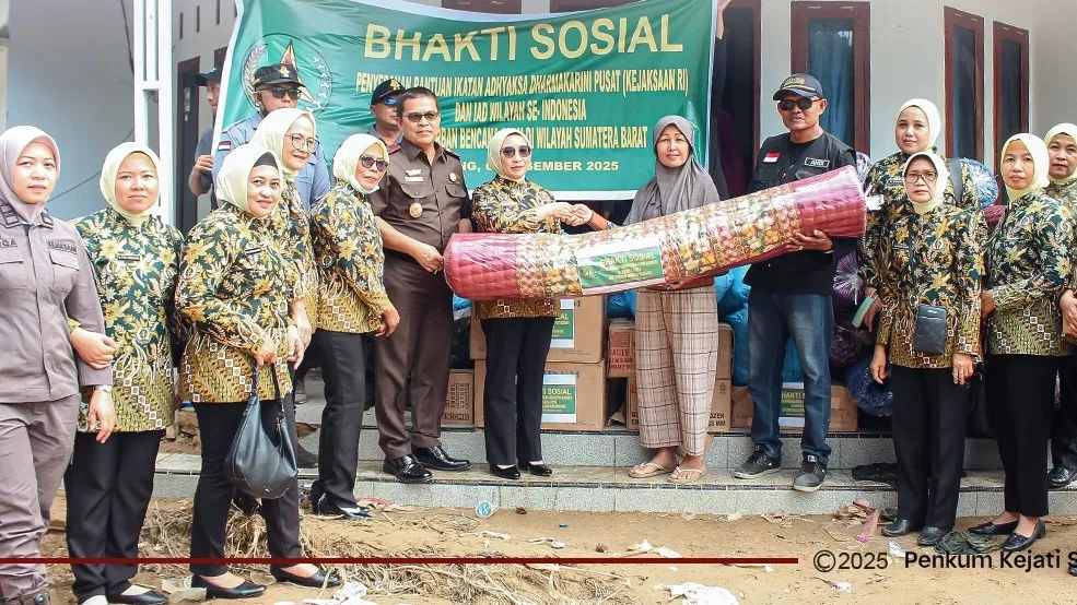 Kejati Sumbar memberikan donasi untuk pegawai dan warga yang terdampak bencana banjir di Sumbar