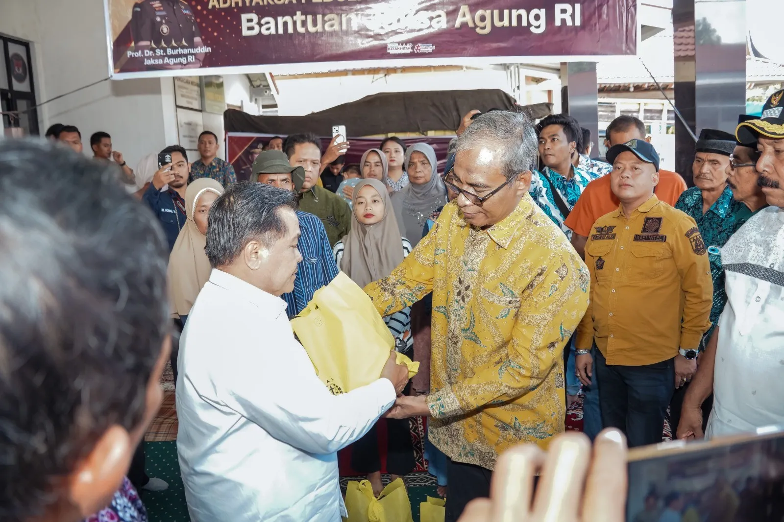 Kepala Kejaksaan Tinggi (Kajati) Sumatera Barat, Muhibuddin, S.H., M.H. menyerahkan donasi dari Kejaksaan untuk korban musibah bencana di Sumatera