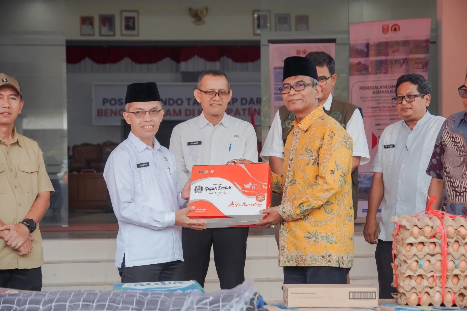 Kepala Kejaksaan Tinggi (Kajati) Sumatera Barat, Muhibuddin, S.H., M.H. menyerahkan donasi dari Kejaksaan untuk korban musibah bencana di Sumatera