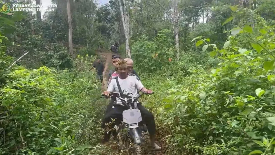 Dikejar Sampai ke Hutan, Tim Tabur Kejari Lampung Tengah Tangkap DPO Terakhir