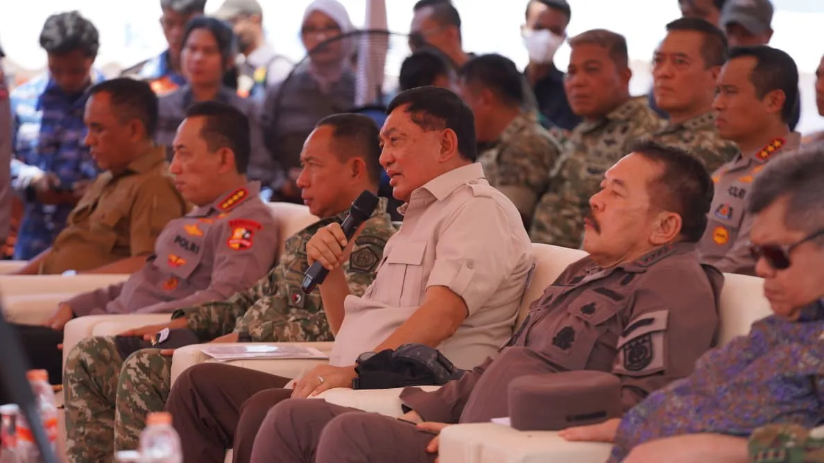 Menteri Pertahanan Sjafrie Sjamsoeddin didampingi Jaksa Agung RI ST Burhanuddin, Kapolri, Panglima TNI, dan Kepala BPKP saat meninjau tambang yang disita Satgas PKH