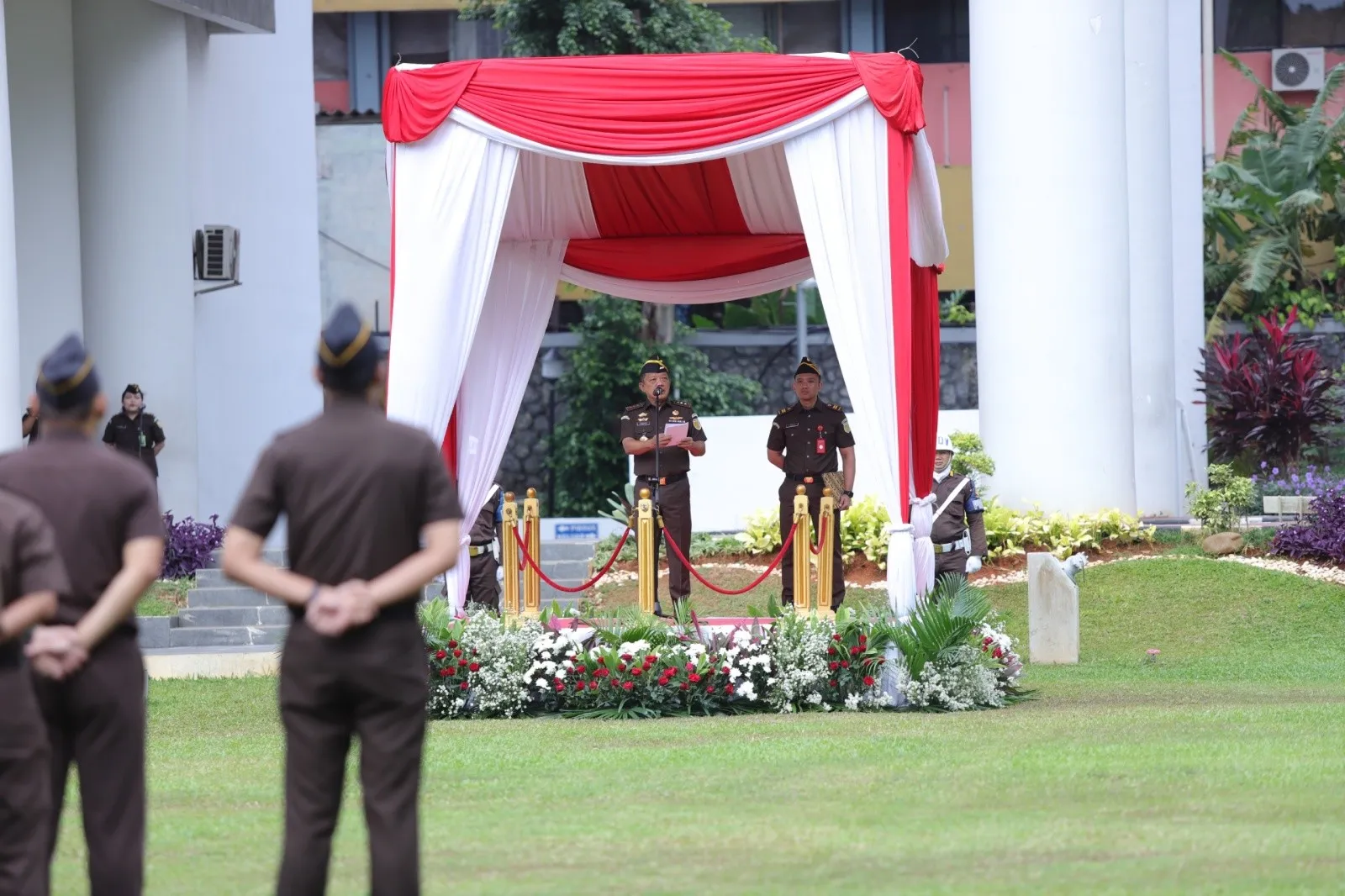 Jampidsus Febrie Adriansyah memimpin upacara peringatan Hari Anti Korupsi Sedunia (Hakordia) Tahun 2025 pada Selasa, 9 Desember 2025