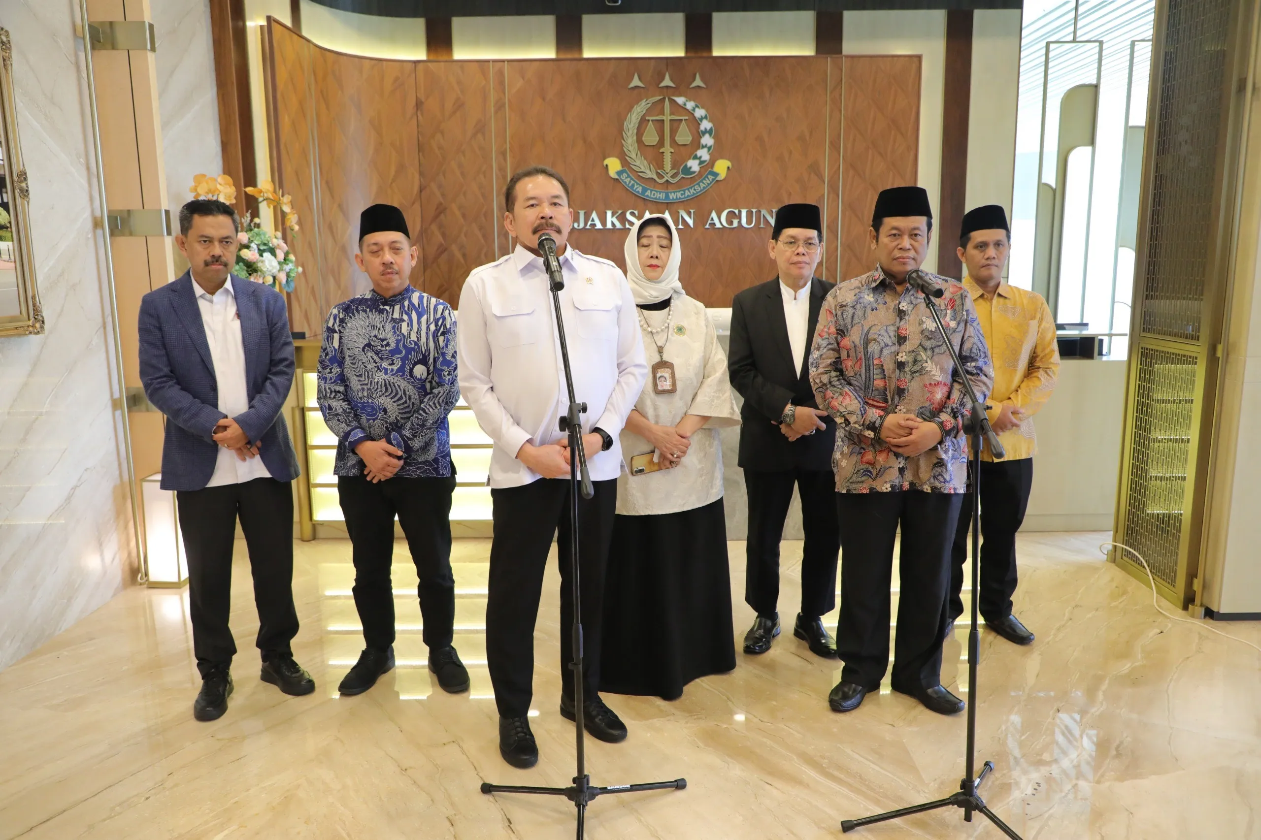 Jaksa Agung RI, ST Burhanuddin menerima kunjungan Wakil Ketua Umum Majelis Ulama Indonesia (MUI) K.H. Marsudi Suhud dan para pengurus