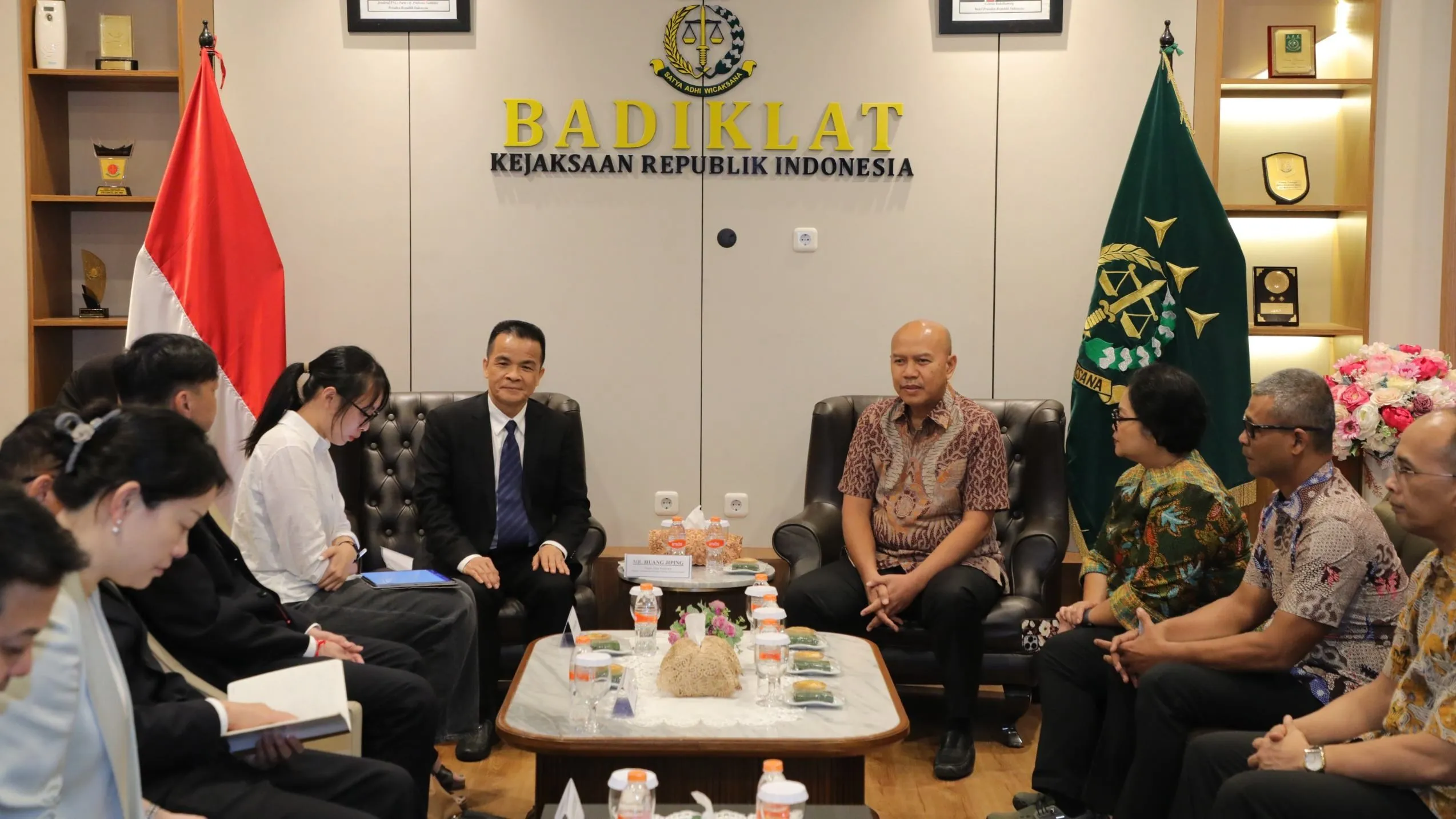 Kejaksaan RI menerima kunjungan delegasi Kejaksaan RRT pada Jumat, 11 April 2025 dalam rangka penguatan kerja sama