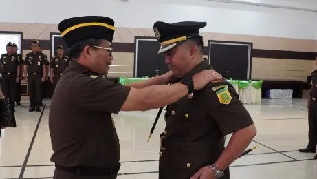 Kajati Sumsel melantik Kajari Musi Banyuasin Aka Kurniawan, S.H, M.H pada Selasa, 8 April 2025