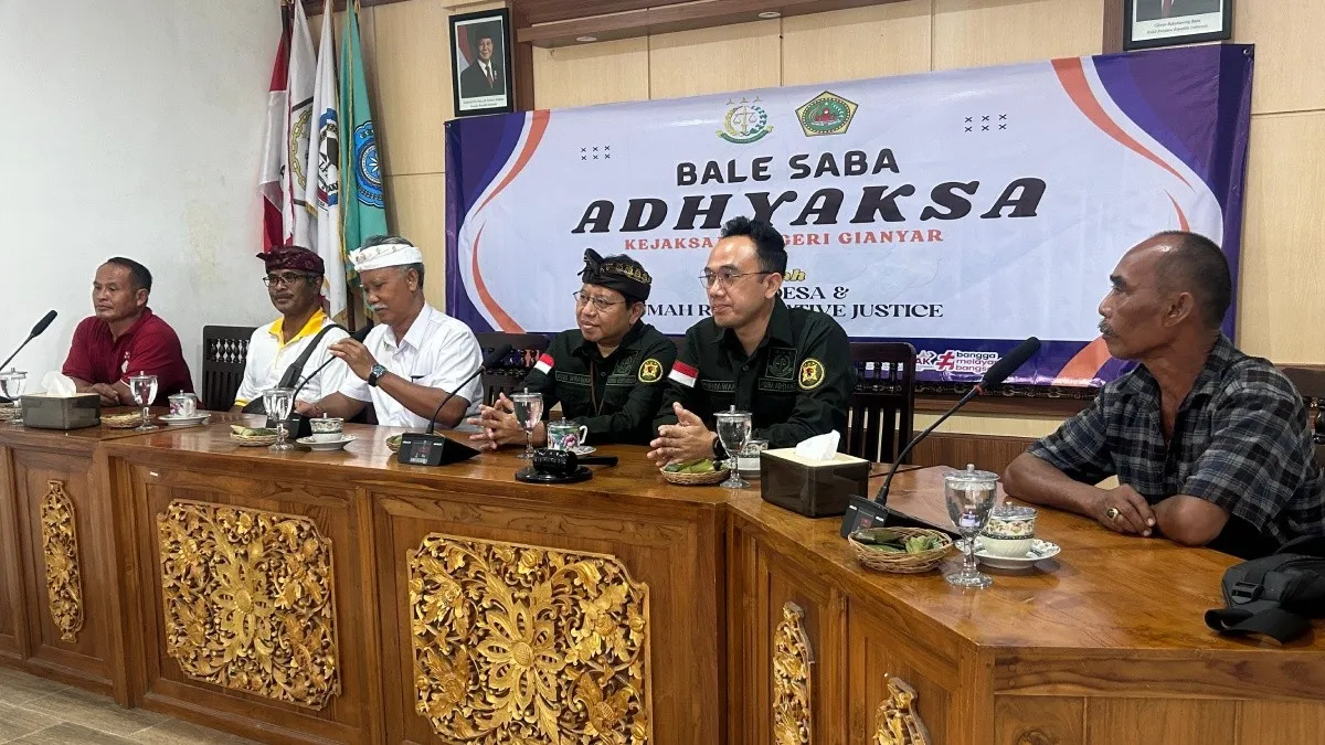 Kepala Kejari (Kajari) Gianyar, Agus Wirawan Eko Saputra, S.H, M.H bersama jajaran dan warga Desa Batuan Kaler saat penyelesaian masalah melalui Bale Saba Adhyaksa