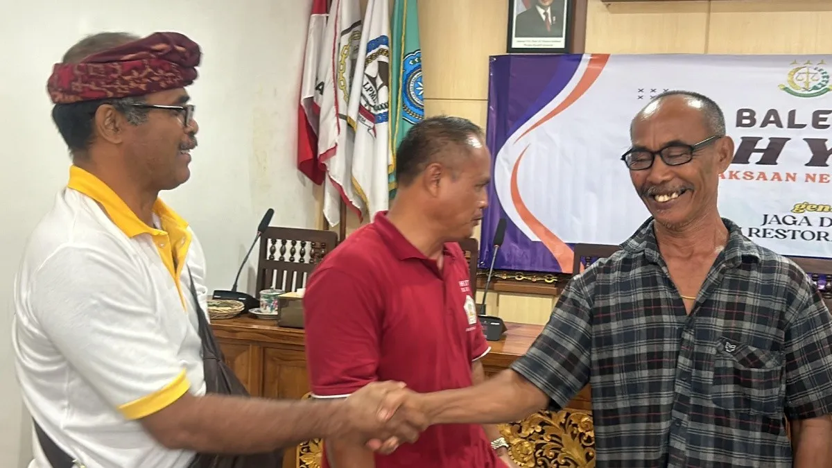 Perbekel Desa Batuan Kaler Kabupaten Gianyar, I Wayan Suwarma dan warga usai penyelesaian masalah pertanahan