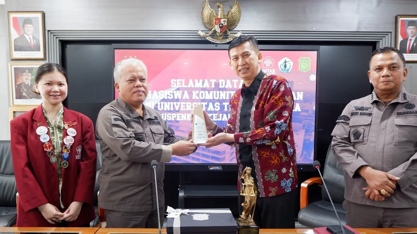 Kapuspenkum Kejagung Dr Harli Siregar, S.H., M.Hum menerima kunjungan studi mahasiswa Universitas Tarumanegara pada Kamis, 15 Mei 2025
