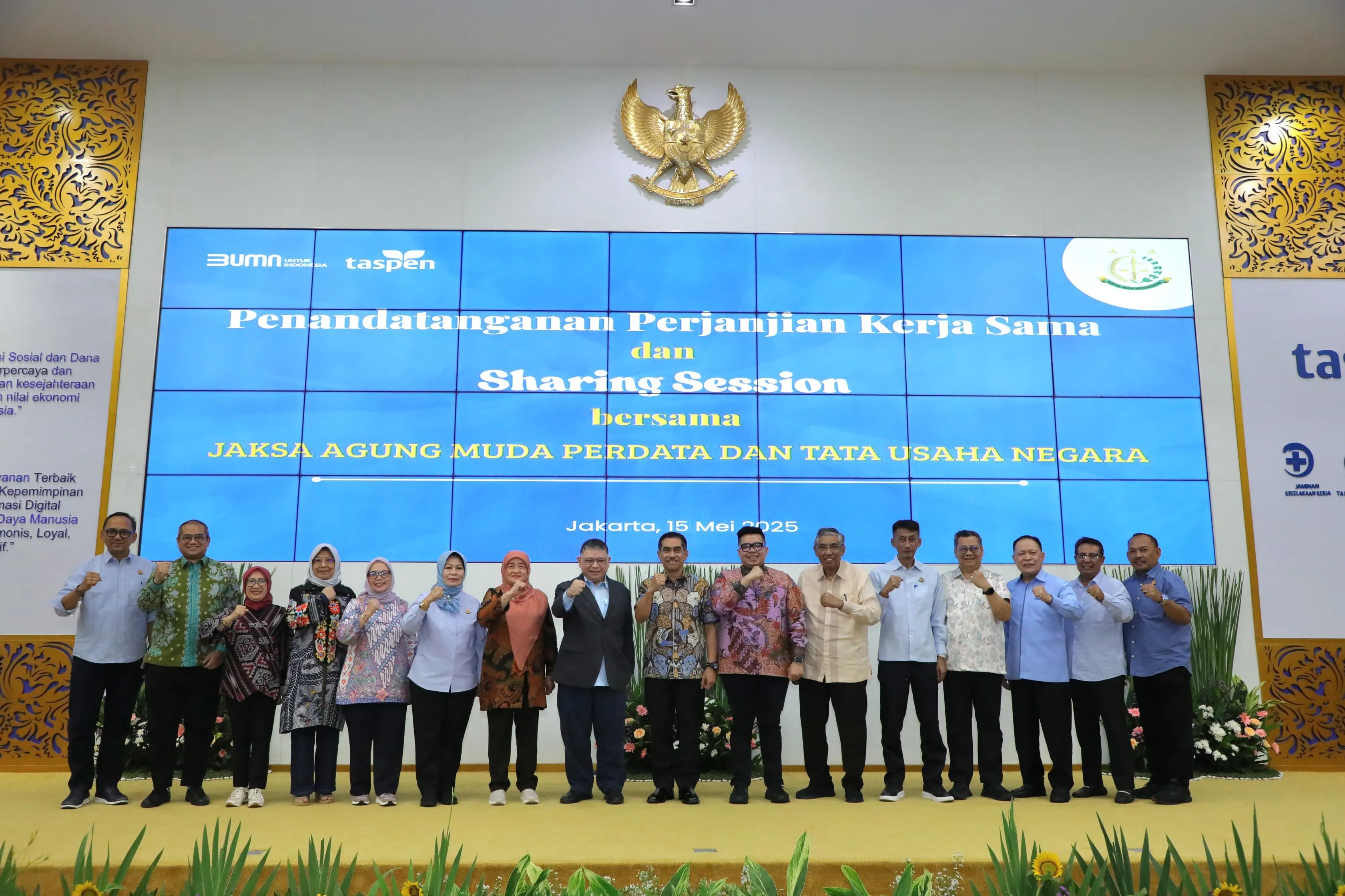 Jaksa Agung Muda Perdata dan Tata Usaha Negara ( JAM Datun) Dr.R. Narendra Jatna S.H, LL.M.,menandatangani perjanjian kerja sama antara Kejaksaan Agung RI dan PT Taspen.