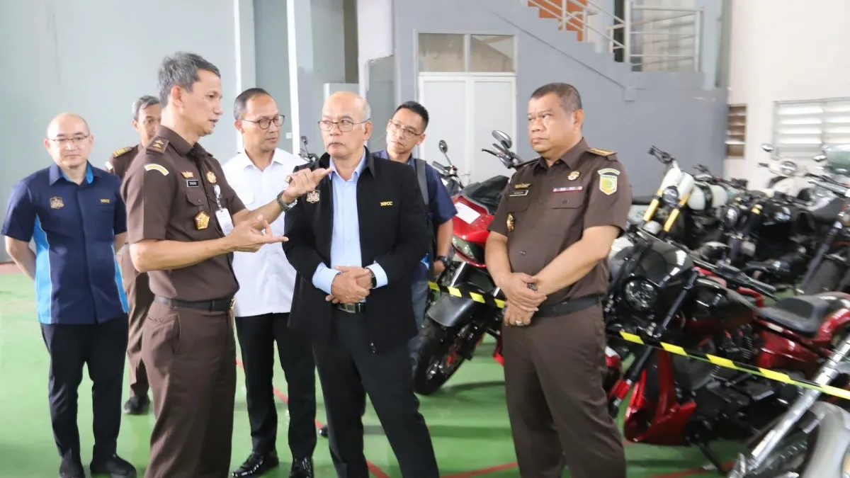 Plt Sekretaris BPA Dr. Emilwan Ridwan didampingi Kajari Jakarta Barat  Hendri Antoro mendampingi delegasi NFCC Malaysia saat mengunjungi Rupbasan Jakbar