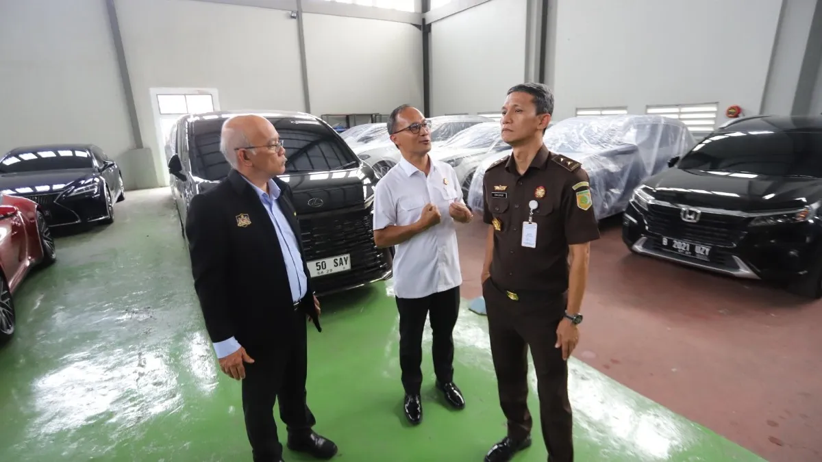 Plt Sekretaris BPA Dr. Emilwan Ridwan didampingi Kajari Jakarta Barat  Hendri Antoro mendampingi delegasi NFCC Malaysia saat mengunjungi Rupbasan Jakbar