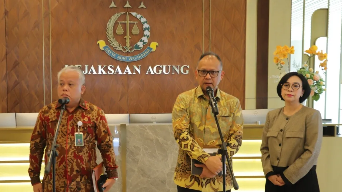 Kapuspenkum Kejagung Dr Harli Siregar, S.H., M.Hum dan Dirjen Dikti Prof. Dr. Khairul Munadi, S.T., M.Eng saat konferensi pers di Kantor Kejagung, Jakarta, Jumat, 16 Mei 2025