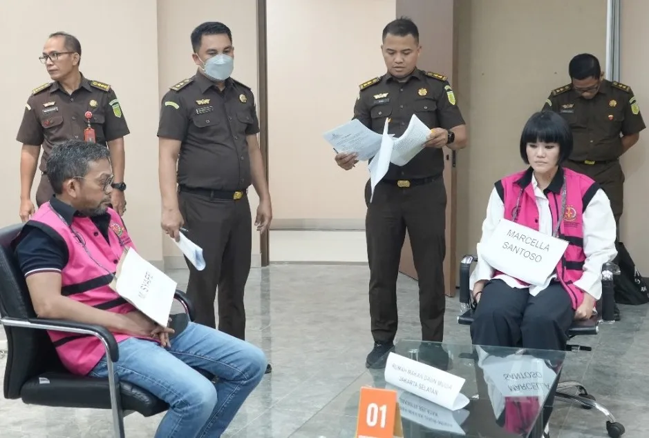 Tersangka MSY dan MS saat menjalani rekonstruksi perkara suap/korupsi di PN Jakpus