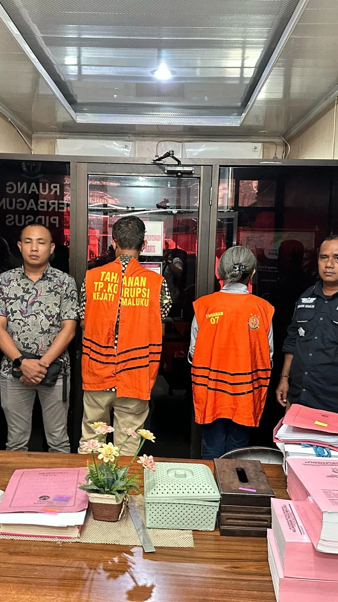2 Petugas Dinas Sosial Kabupaten Seram Bagian Barat