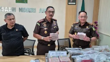 Usut Kasus Korupsi PT Dock & Perkapalan Waiame, Kejari Ambon Sita 2 Mobil, Puluhan Tas Bermerek, dan Uang Rp1 Miliar