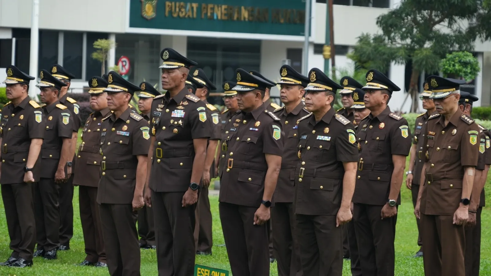 Pegawai di Kejaksaan Agung mengikuti upacara peringatan Hari Kebangkitan Nasional ke-117 di Lapangan Upacara Kejagung, Selasa, 20 Mei 2025