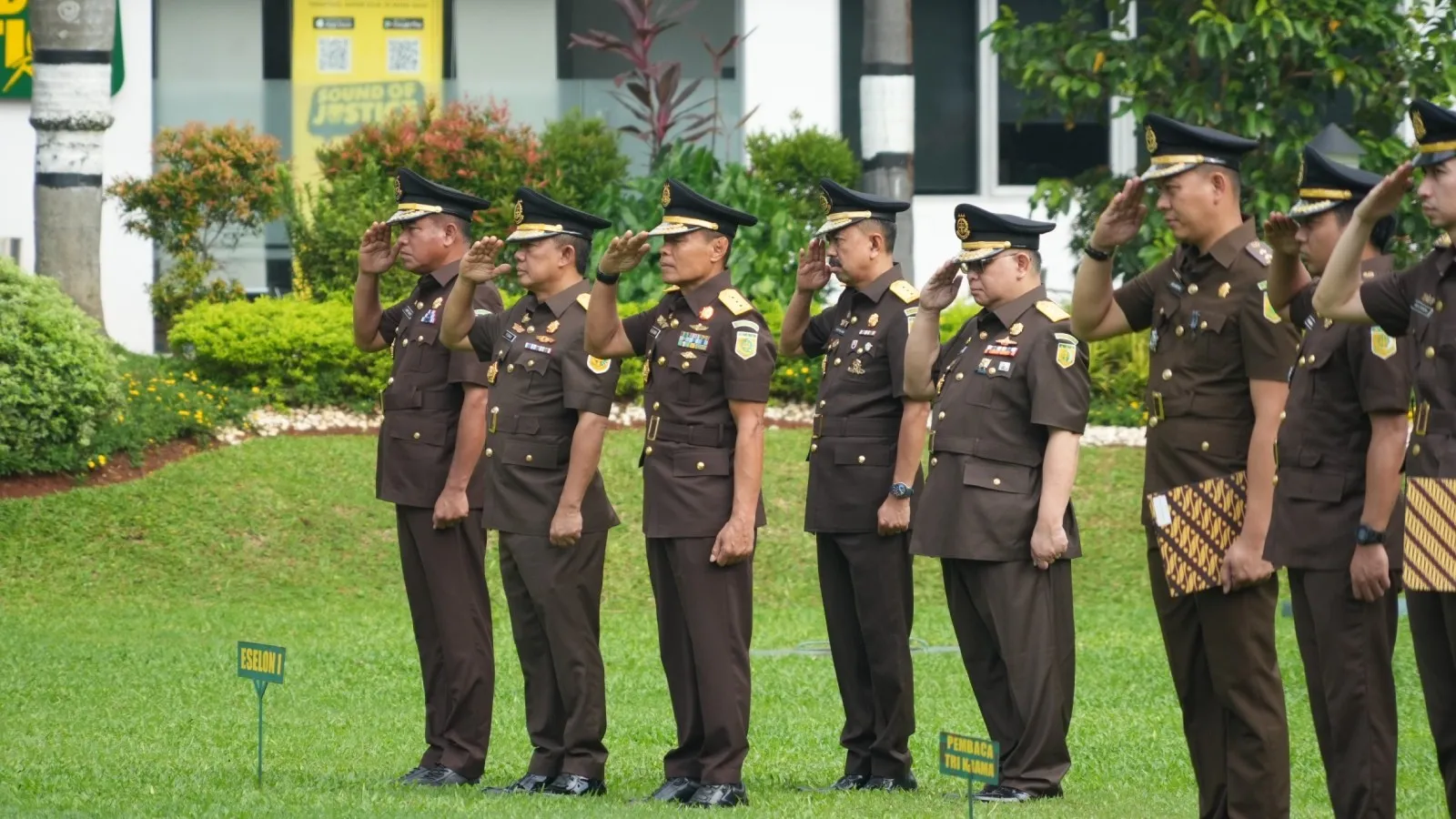Jajaran pejabat eselon I Kejaksaan RI mengikuti upacara peringatan Hari Kebangkitan Nasional ke-117 di Lapangan Upacara Kejagung, Jakarta, Selasa, 20 Mei 2025