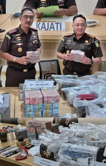 Usut Kasus Korupsi PT Dock & Perkapalan Waiame, Kejari Ambon Sita 2 Mobil, Puluhan Tas Bermerek, dan Uang Rp1 Miliar