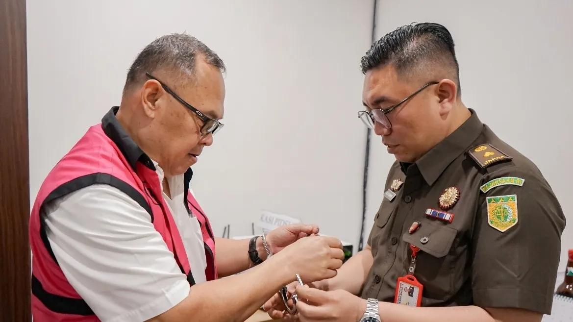 Kejagung Serahkan 9 Tersangka dan Barang Bukti Perkara Korupsi Impor Gula ke JPU Kejari Jakpus