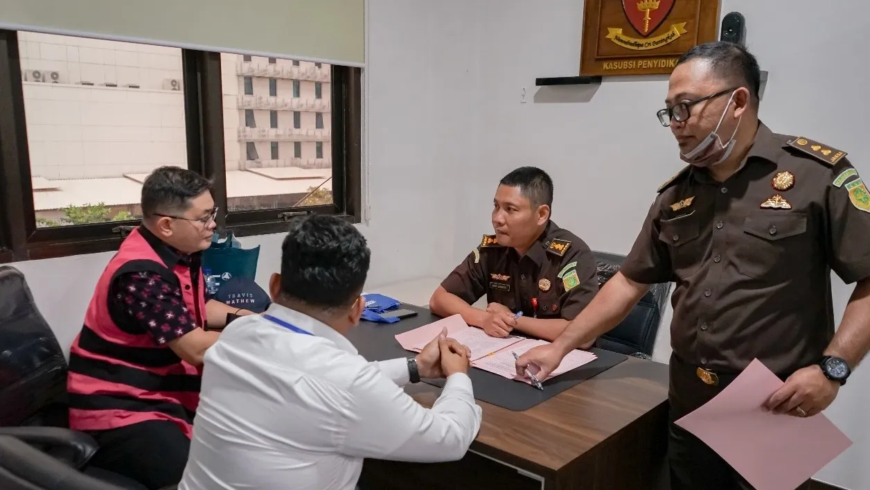 Kejagung Serahkan 9 Tersangka dan Barang Bukti Perkara Korupsi Impor Gula ke JPU Kejari Jakpus