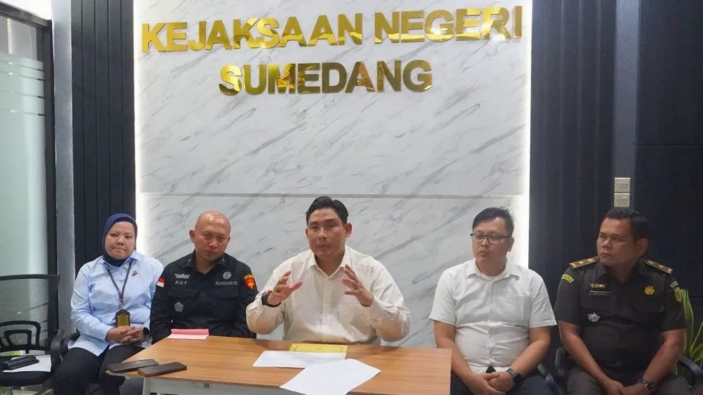 Kajari Sumedang memimpin konferensi pers terkait perkara penanganan dugaan penyalahgunaan wewenang dalam penerbitan dispensasi kawin pada Pengadilan Agama Sumedang, Selasa, 20 Mei 2025