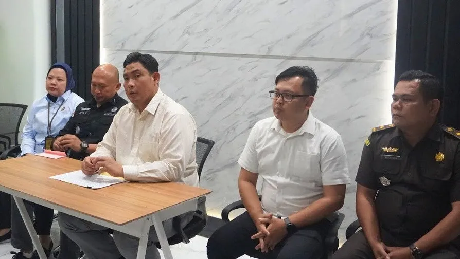 Kajari Sumedang memimpin konferensi pers terkait perkara penanganan dugaan penyalahgunaan wewenang dalam penerbitan dispensasi kawin pada Pengadilan Agama Sumedang, Selasa, 20 Mei 2025