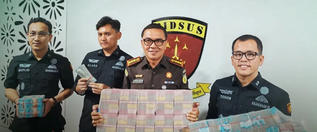 “Hari ini ia kembali menitipkan Rp 1.300.476.460,43 dan USD 14.276,60, sehingga total titipan mencapai Rp 2.800.476.460,43,”