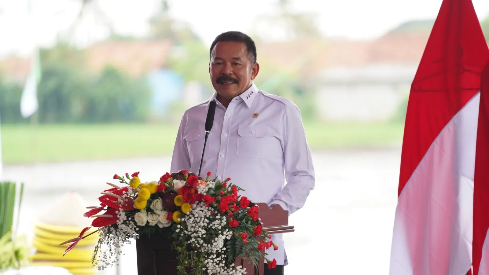 “Mari bersama kita wujudkan kedaulatan pangan dari tanah-tanah yang telah kita rebut kembali untuk rakyat!”