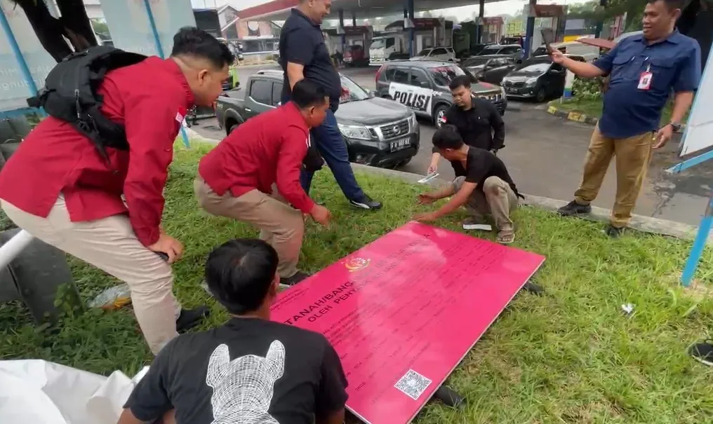 Jaksa Penyidik JAM PIDSUS melakukan penyitaan aset berupa Rest Area 21 B di ruas tol Jagorawi, Bogor