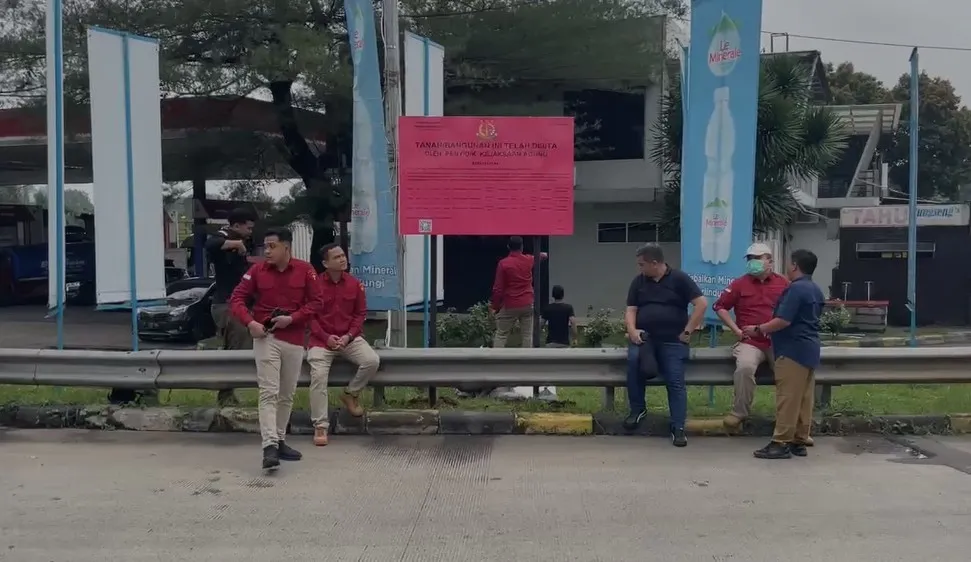 Jaksa Penyidik JAM PIDSUS melakukan penyitaan aset berupa Rest Area 21 B di ruas tol Jagorawi, Bogor