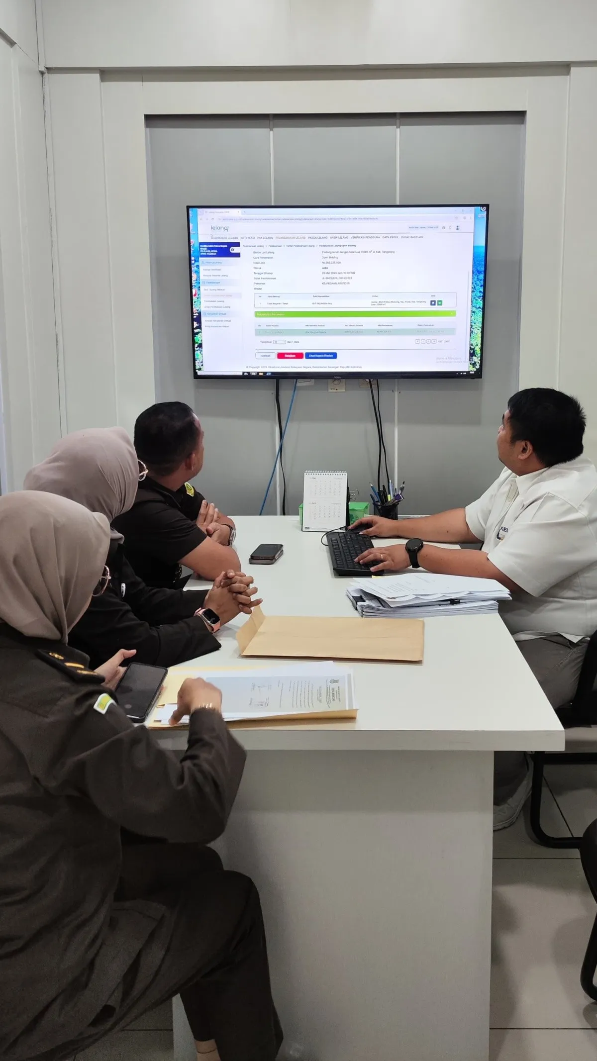 Tim BPA Kejaksaan RI menggelar lelang aset berupa 3 bidang tanah milik terpidana kasus korupsi dan TPPU PT Asuransi Jiwasraya, Benny Tjokrosaputro