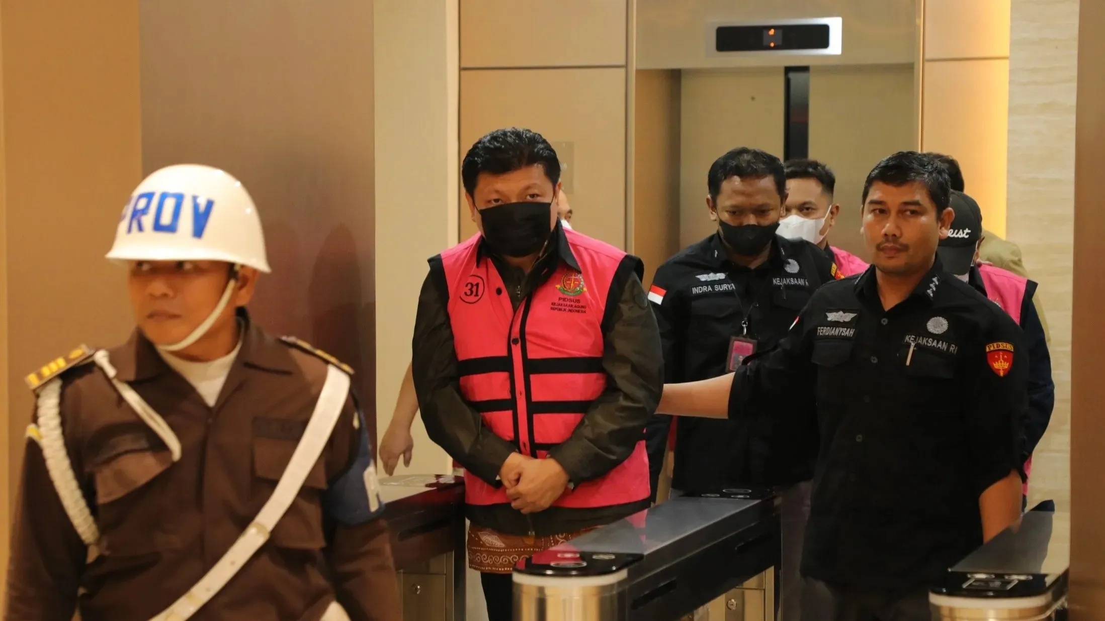Tersangka ISL dalam perkara dugaan korupsi pemberian kredit kepada PT Sritex kala ditahan penyidik JAM PIDSUS
