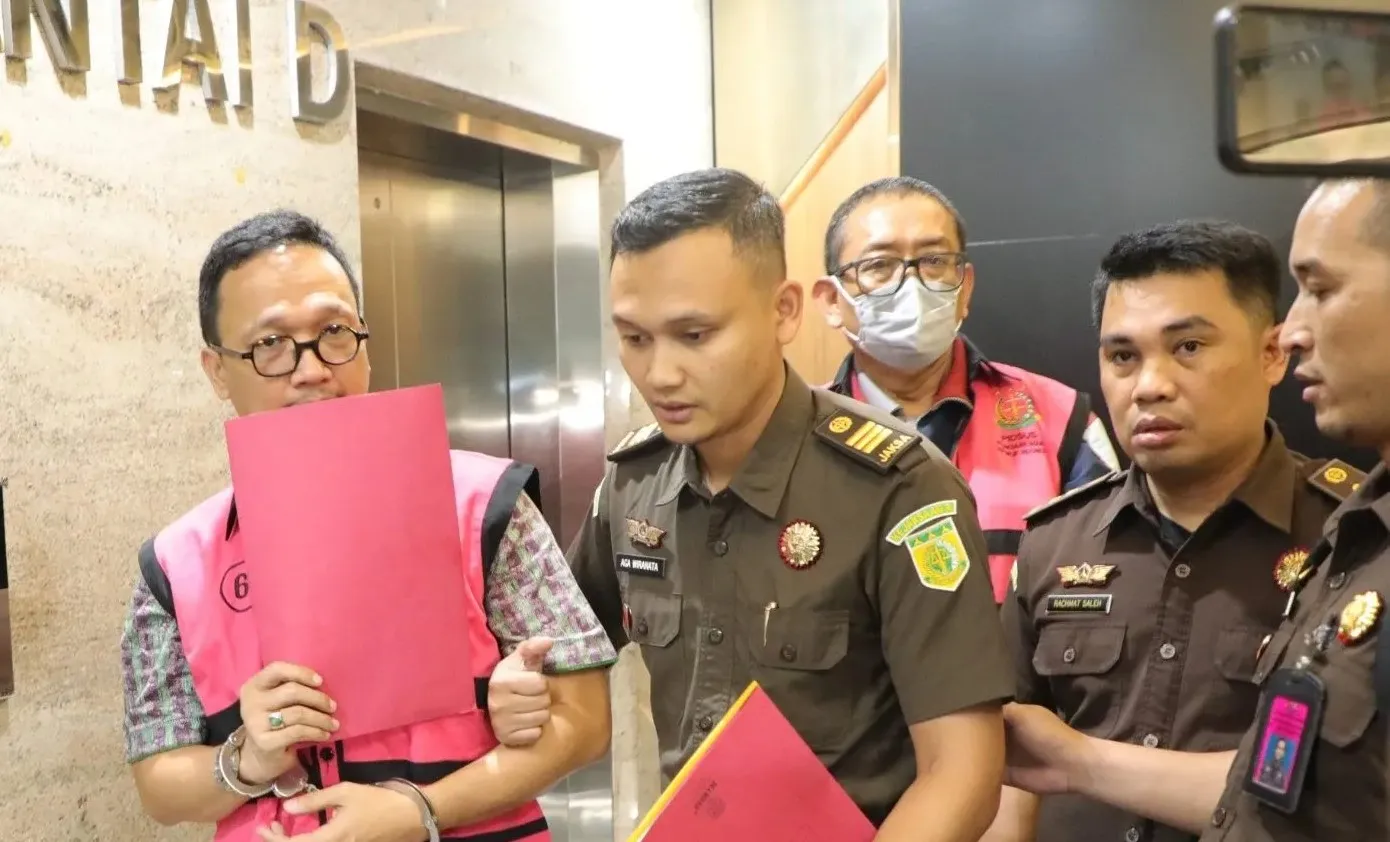 Tersangka JS dalam perkara dugaan suap di PN Jakpus saat ditahan penyidik Kejaksaan Agung