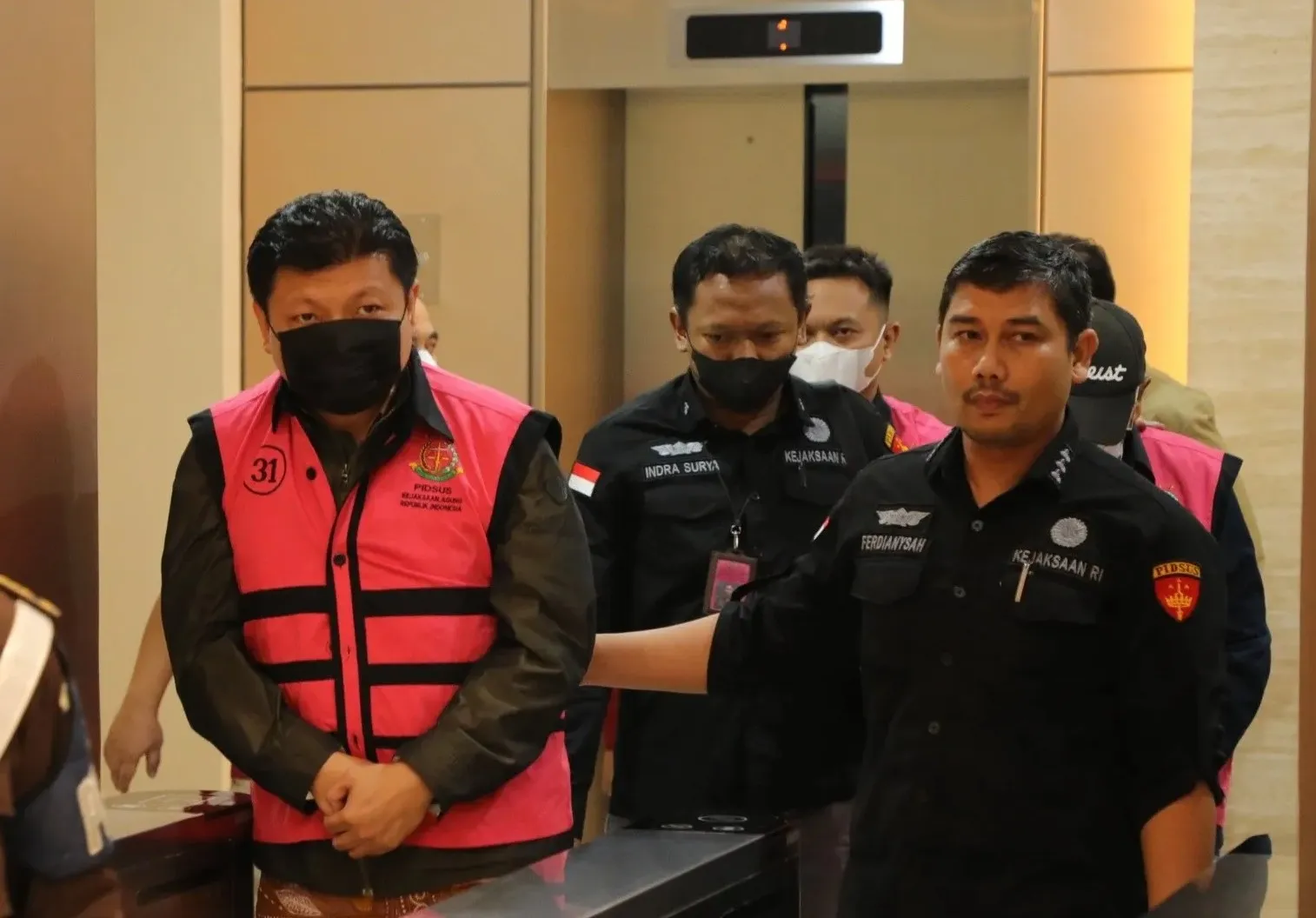Tersangka ISL saat ditahan tim penyidik JAM PIDSUS Kejagung