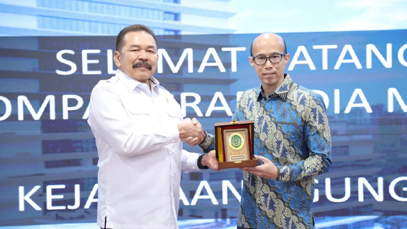 Jaksa Agung RI, ST Burhanuddin menyerahkan plakat kepada CEO KG Media, saat audiensi di Gedung Utama Kejaksaan RI, Senin, 5 Mei 2025