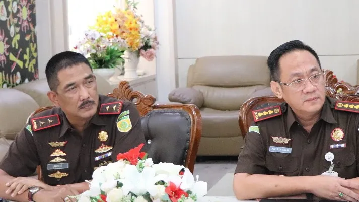 Kepala Kejaksaan Tinggi Maluku Agoes Soenanto Prasetyo, S.H.,M.H didampingi Kepala Kejaksaan Negeri Ambon Dr. Adhryansah, S.H.,M.H