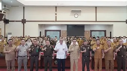 Kejati Sulsel dan Gubernur Sulsel menghadiri  Rapat Koordinasi Satgas Percepatan Investasi Sulawesi Selatan di Kantor Gubernur Sulsel, Senin (5/5/2025).