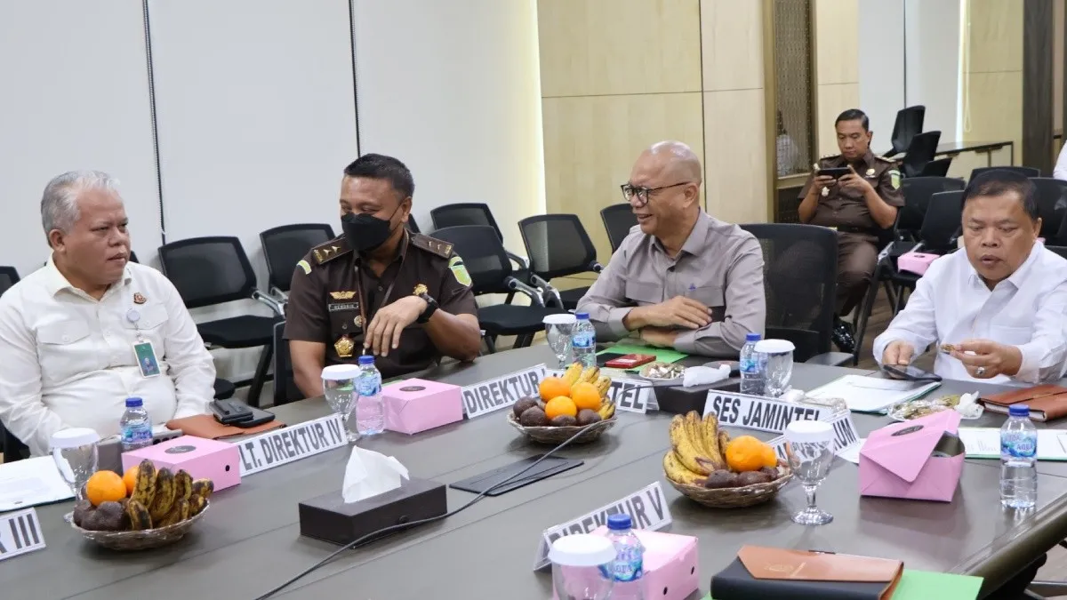 JAM Intelijen Kejaksaan RI menggelar sosialisasi Tindaklanjut Nota Kesepahaman Kerja Sama dalam Pengawasan Penyelenggaraan Perizinan di Daerah kepada Pemerintah Daerah dan Aparat Penegak Hukum pada Selasa, 6 Mei 2025