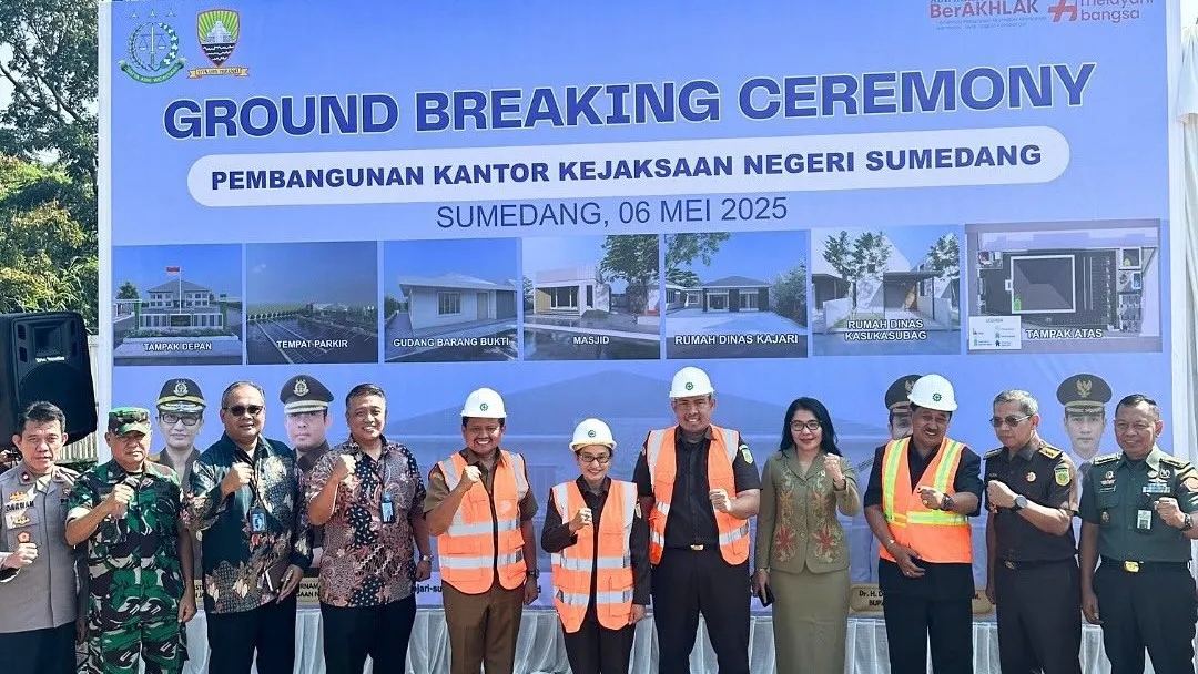 Kajari Jabar, Kejari Sumedang, Bupati Sumedang serta sejumlah unsur Forkompinda menghadiri acara peletakan baru pertama gedung baru Kejari Sumedang pada Selasa, 6 Mei 2025