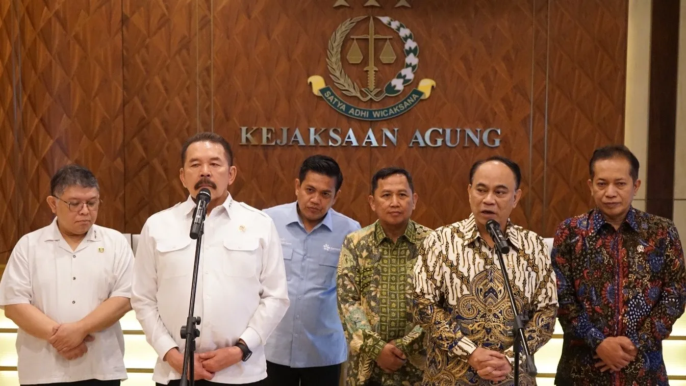 Jaksa Agung ST Burhanuddin dan Menkop Budi Arie Setiadi usai pertemuan di Gedung Kejagung, Jakarta, Rabu, 7 Mei 2025