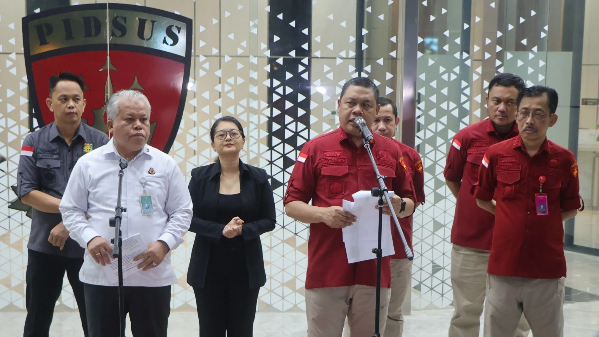 Direktur Penyidikan JAM  PIDSUS Kejagung, Abdul Qohar dan Kapuspenkum Harli Siregar saat konferensi pers penetapan tersangka MAM, Rabu, 7 Mei 2025