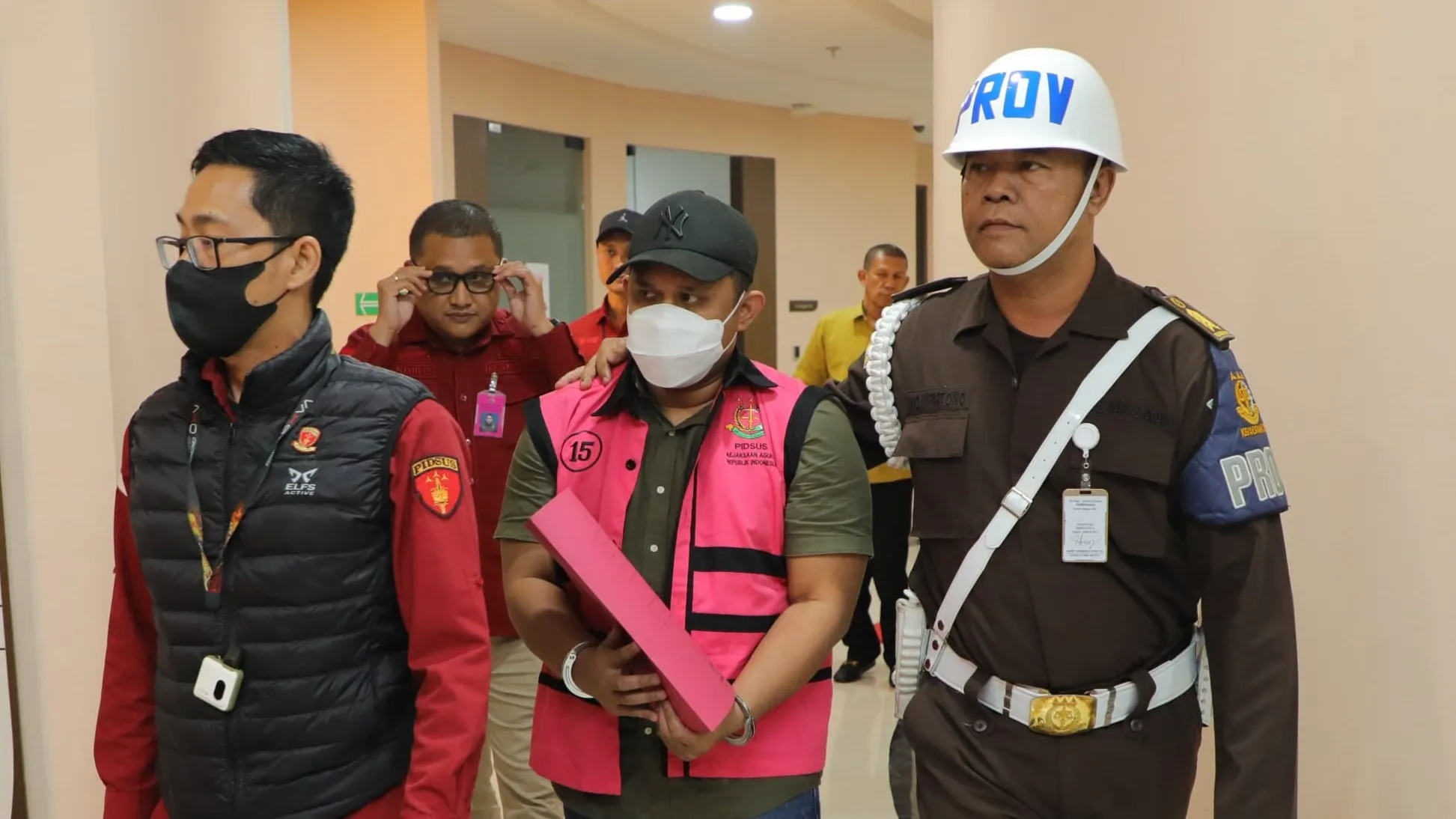 MAM, tersangka baru kasus perintangan penanganan perkara saat dibawa jaksa penyidik