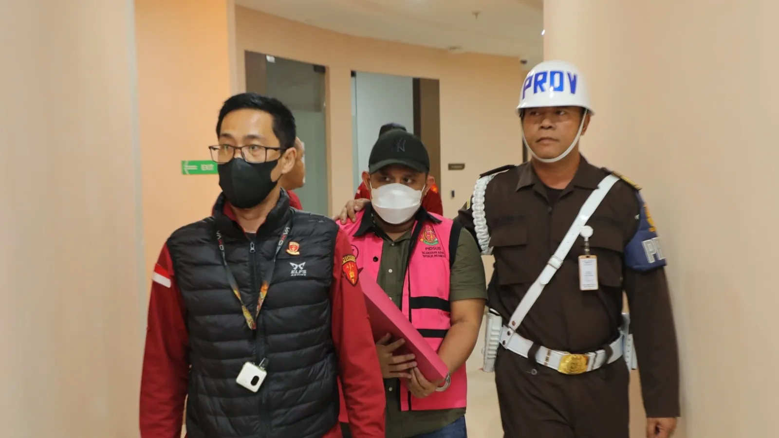 MAM, tersangka baru kasus perintangan penanganan perkara saat dibawa jaksa penyidik