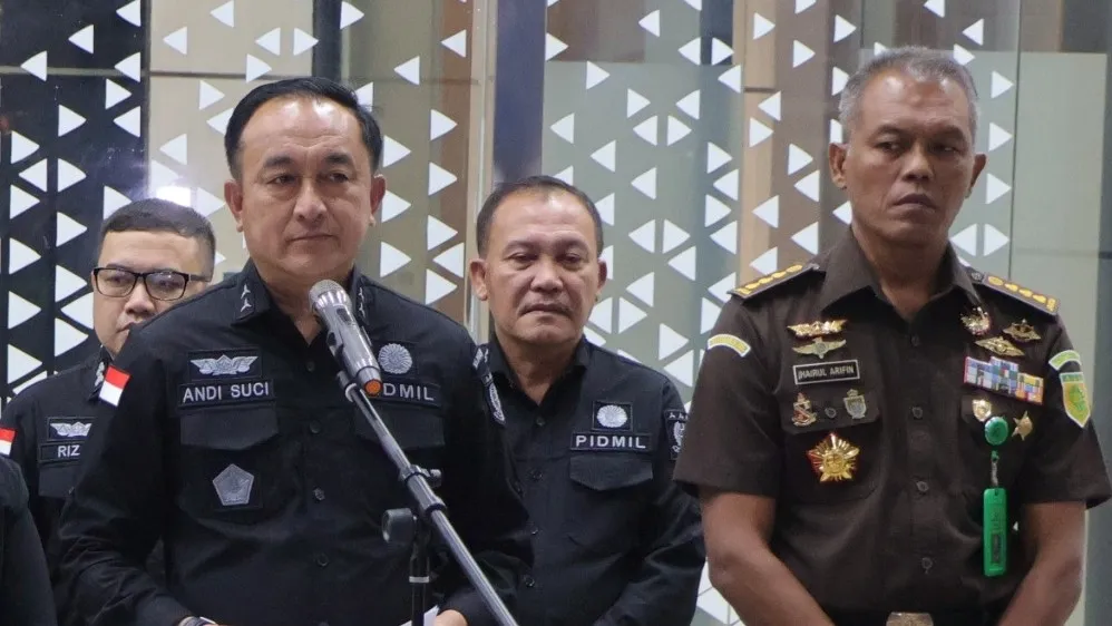 Direktur Penindakan JAM PIDMIL, Brigjend CPM Andi Suci Agustiansyah didampingi jajaran JAM PIDMIL saat konferensi pers di Jakarta, Rabu, 7 Mei 2025
