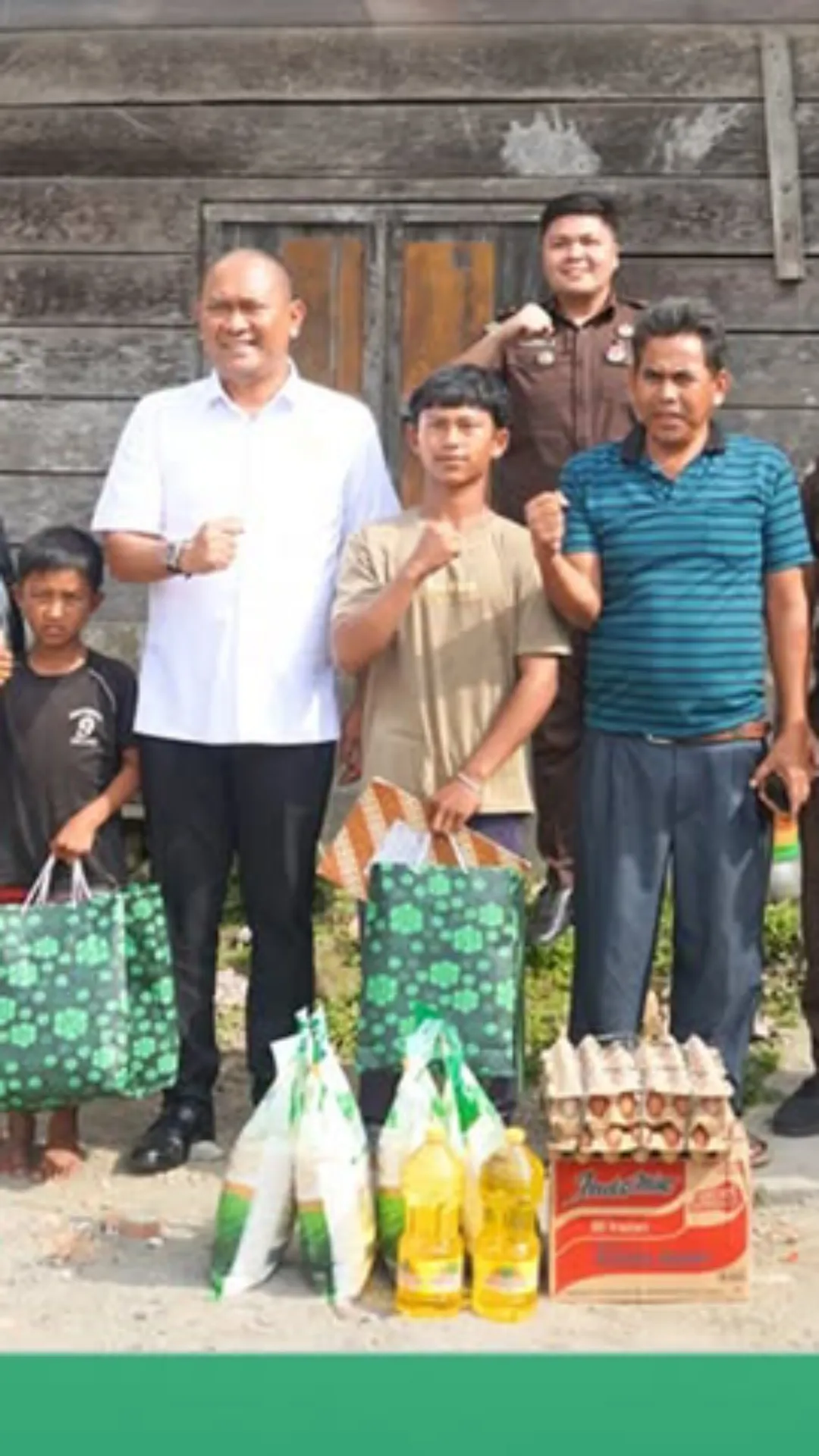 Tali Asih Kejari Karo kepada 2 Anak Terlantar di Peringatan HUT Persaja ke-74