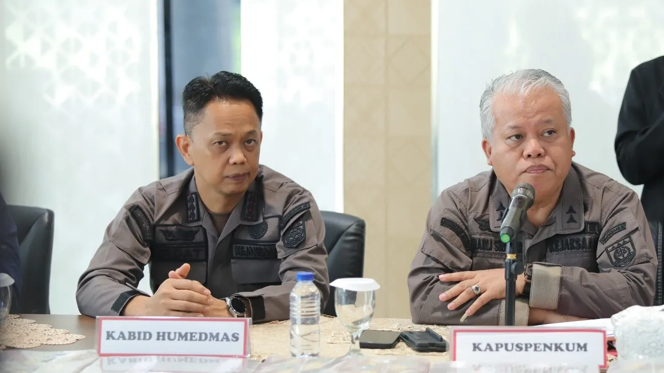 Kapuspenkum Kejagung Dr Harli Siregar, S.H., M.Hum bersama Kadib Hubmedinas Irwan Datuiding