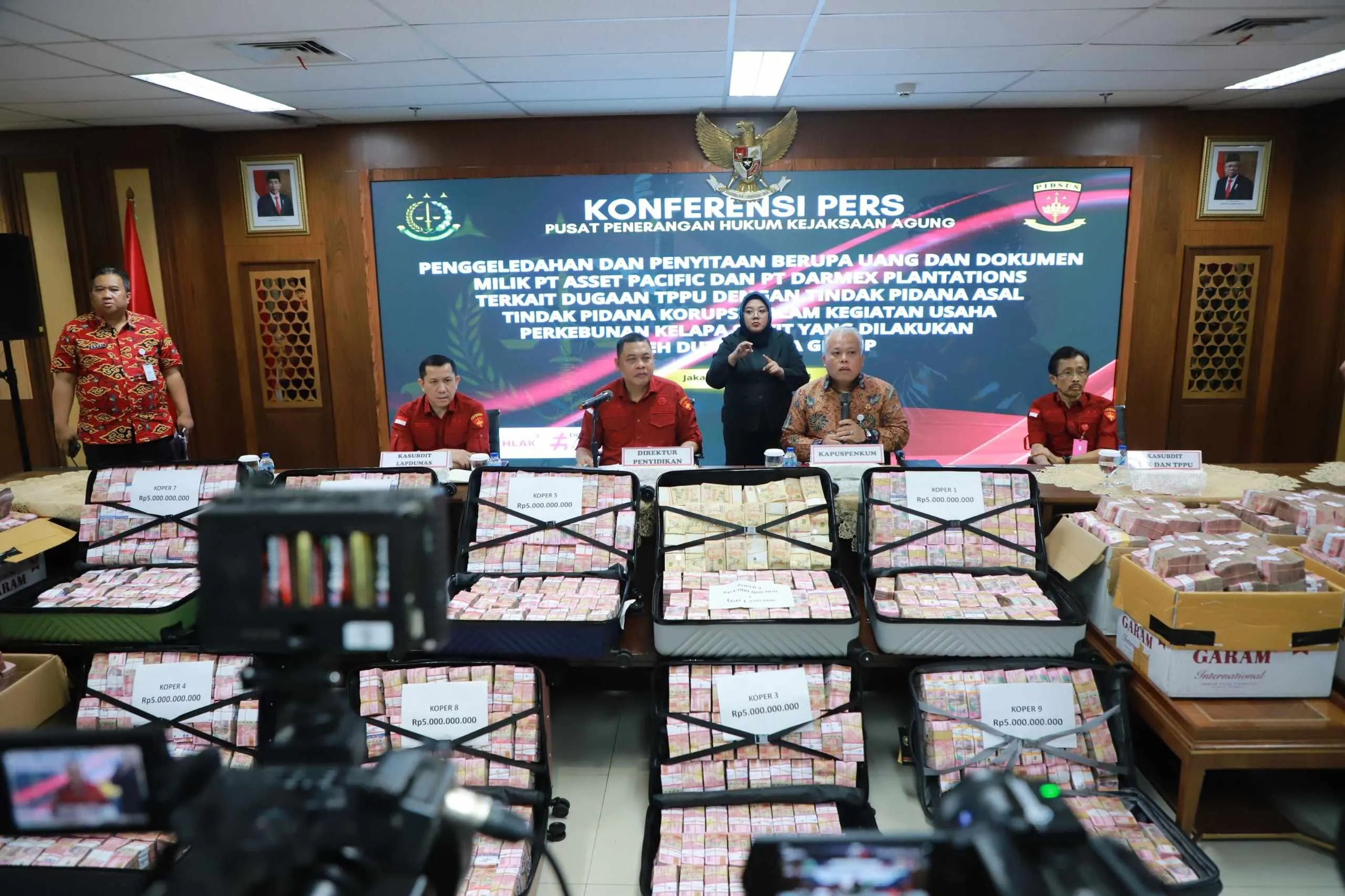 Kejaksaan Agung saat menunjukan barang bukti uang sitaan kasus PT Duta Palma Group