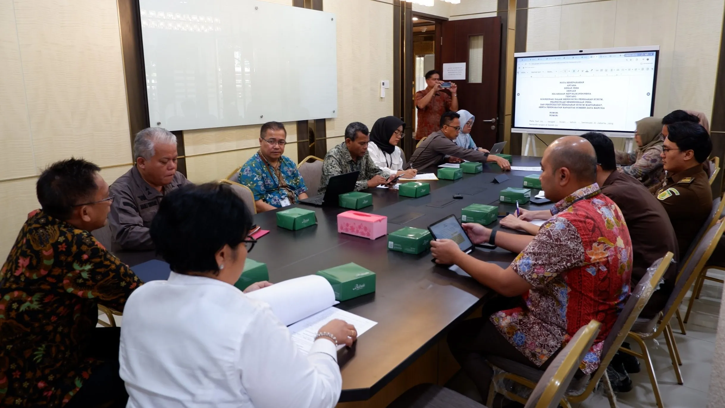 Jajaran Puspenkum dan Dewan Pers membahas finalisasi MoU Penguatan Tugas Fungsi Kedua Lembaga di Jakarta, Kamis, 8 Mei 2025
