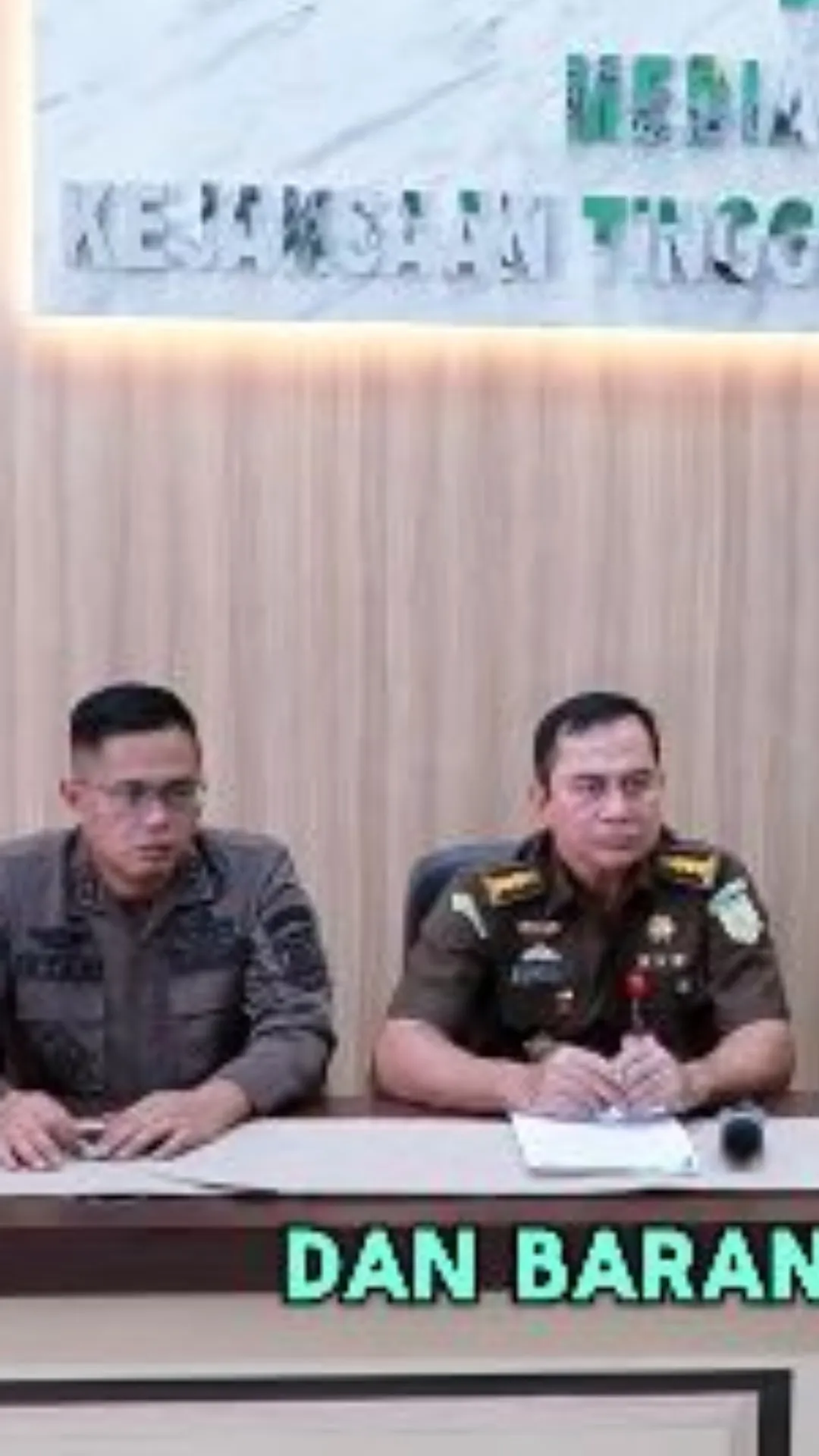 Kejati Sumsel melakukan tahap II penyerahan barang bukti dan tiga orang tersangka penyuapan PUPR